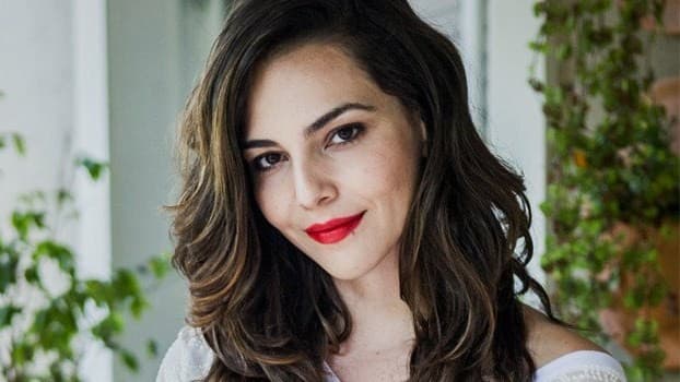 Grávida, Tainá Müller aparece sendo paparicada pela irmã
