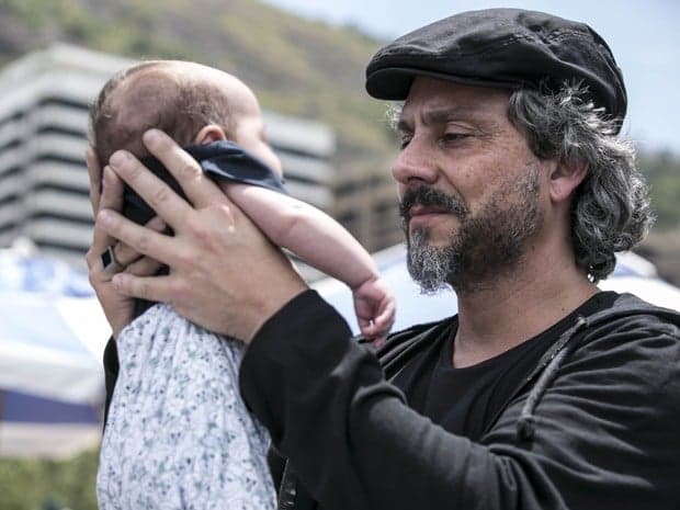 "Império": Ao ver netos pela primeira vez e descobrir homenagem, José Alfredo chora
