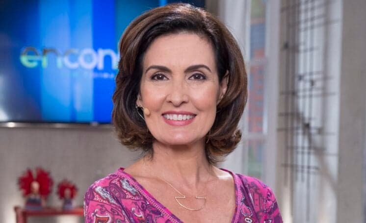 Gafe! Fátima Bernardes se confunde e troca 'SuperStar' por 'The Voice', ao vivo