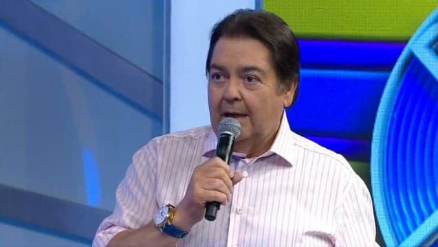 Faustão critica Record por não liberar cantora para programa