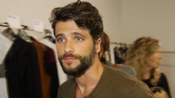 Bruno Gagliasso aparece de batom vermelho ao lado de Giovanna Lancellotti