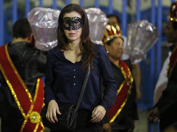 "Império": Cora percebe presença do estranho homem fantasiado em Carnaval