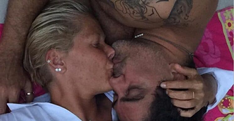 Após diminuir prótese de silicone, Xuxa conta que o namorado gostava do tamanho de antes dos seios
