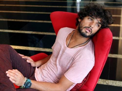 Ex-namorado de Bruna Marquezine aparece seminu em ensaio e mostra corpão sarado
