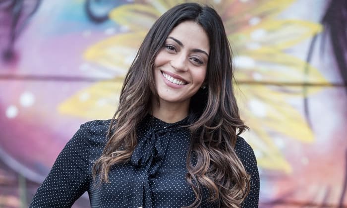 Carol Castro posta foto e deixa barriga de grávida em evidência