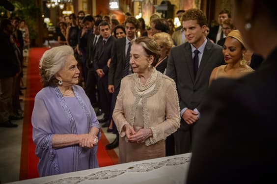 "Babilônia": Teresa oficializará união com Estela, mas ficará chocada ao ver filho sumido