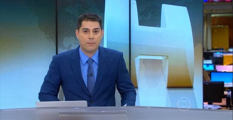 Evaristo Costa aparece sentado no chão durante o "Jornal Hoje"