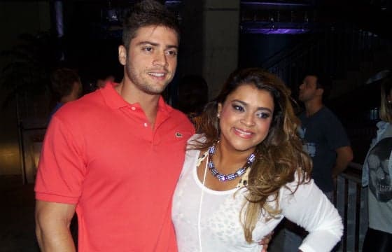 Após perder peso, Preta Gil aparece atacando geladeira durante a madrugada