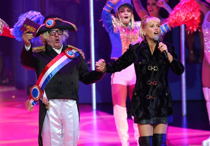 Xuxa participa do "Chacrinha, O Musical" e brinca com a Globo