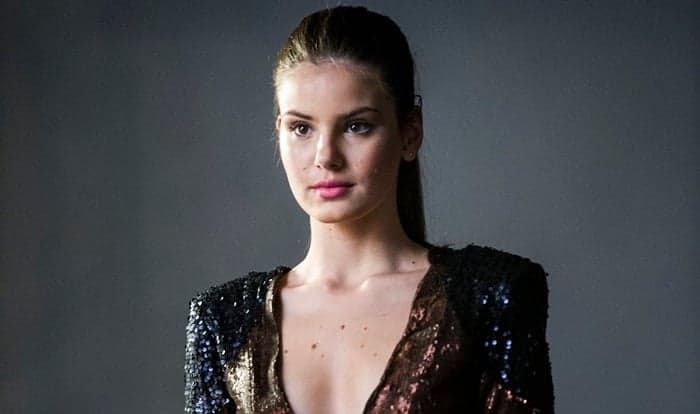 Camila Queiroz aparece com novo visual em gravação da próxima novela das seis, "Etâ Mundo Bom"