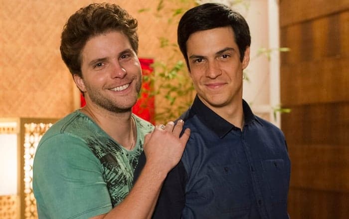 Thiago Fragoso e Mateus Solano posam juntos para selfie e fãs de Félix e Carneirinho comemoram