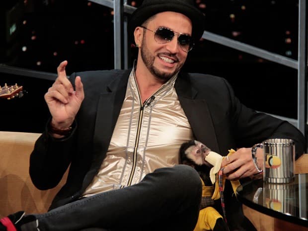 Latino cobra 2 mil reais para presença vip de seu macaco 'Twelves' em shows