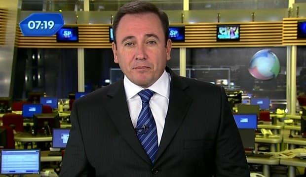 William Travassos assume matutinos da Record no mínimo até março do ano que vem