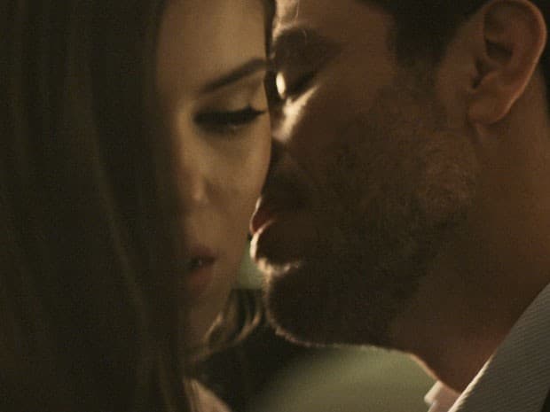 "Verdades Secretas": Em encontro com Alex, Angel fica apavorada: "Me deixa ir embora"