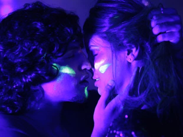 "Verdades Secretas": Angel conhece Guilherme em festa e perde a virgindade com o rapaz