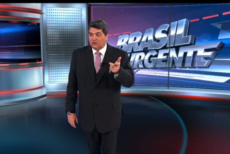 Na Band, Datena narra vôlei e apresenta o "Brasil Urgente" em sequência: "Hoje o salário é dobrado, né?"