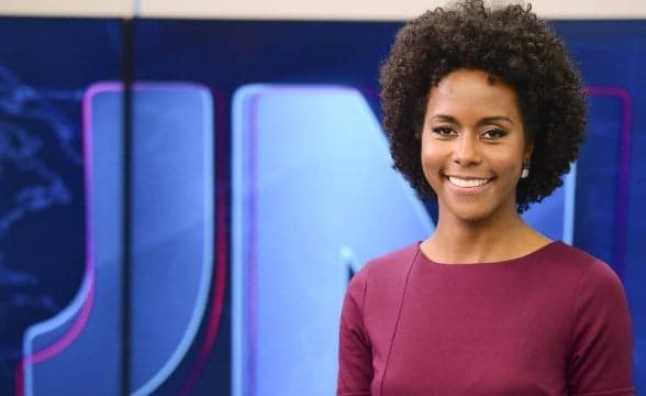 Maju Coutinho, moça do tempo do JN, comemora vitória da França com foto de Mbappé