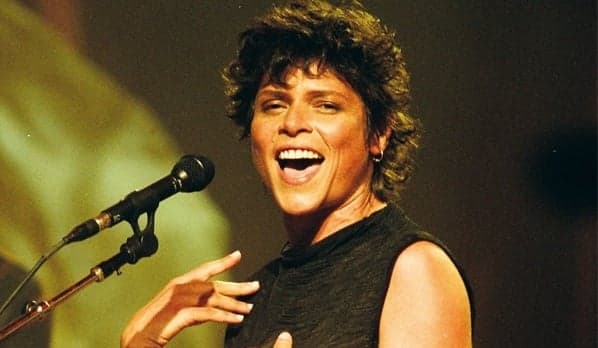 Lan Lanh presta homenagem a Cássia Eller, sua ex-namorada, e lembra os 17 anos de sua morte