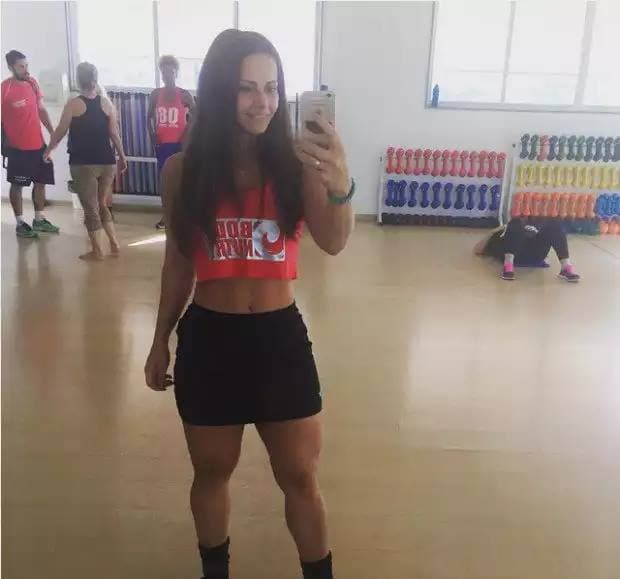 De mini saia, Viviane Araújo exibe corpaço e pernas torneadas no Instagram