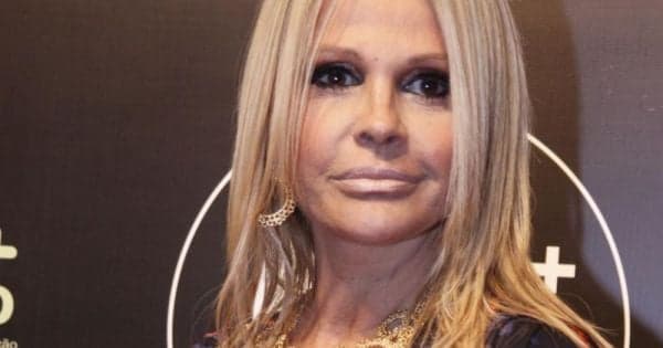 Monique Evans inspirará cena nua na novela Verão 90 da Globo e personagem sofrerá com a polícia