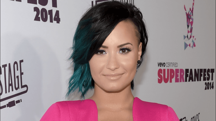 Demi Lovato surpreende, pega fãs de surpresa e assume bissexualidade