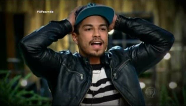 Douglas Sampaio volta a explicar fotos com travestis: "Faço o que quero solteiro"