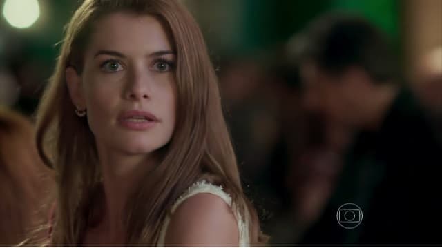 "Além do Tempo": Lívia e Felipe são surpreendidos por Pedro, que acaba agredindo Afonso