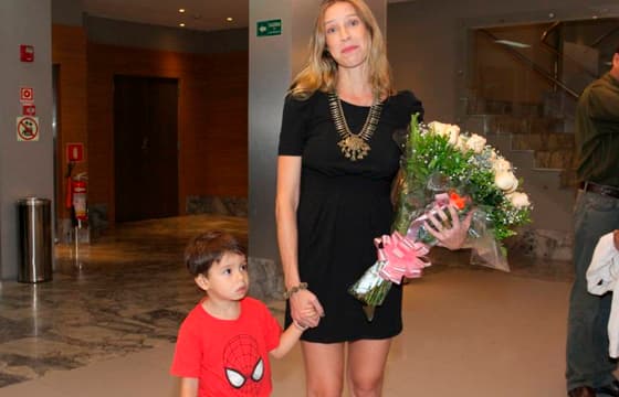 Luana Piovani fura fila cheia de famosos em lançamento de livro