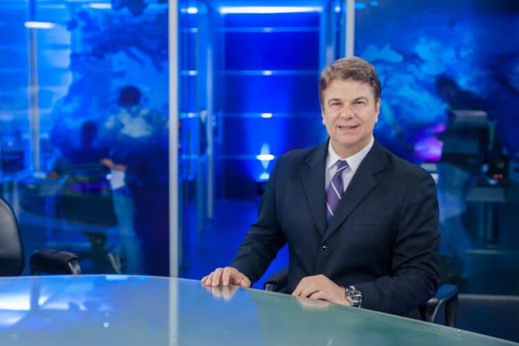 Augusto Xavier deixa o "RedeTV! News" após seis anos e é substituído por Luciano Faccioli