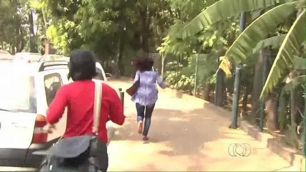 Vídeo de mulher fugindo de reportagem vira meme e ganha versão em game para smartphones