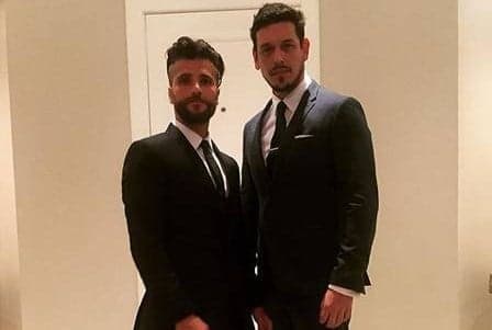 Bruno Gagliasso fica excitado em cena na Globo e dá beijo na boca de João Vicente de Castro