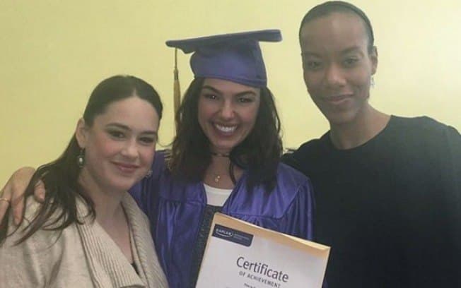 Isis Valverde conclui curso de inglês em Nova York e comemora