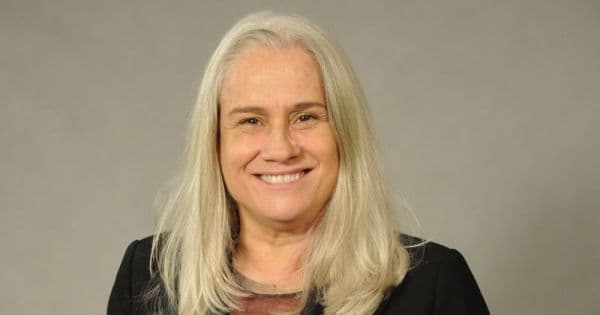 "Estou bonita com meus cabelos brancos", revela Vera Holtz em entrevista