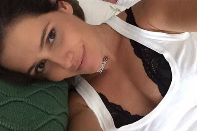 Deborah Secco publica foto com Hugo Moura e Maria Flor: "Tradução de felicidade"