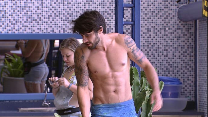 No "BBB16", Munik e Renan mostram demais e brother dispara: "Paguei bil*u"
