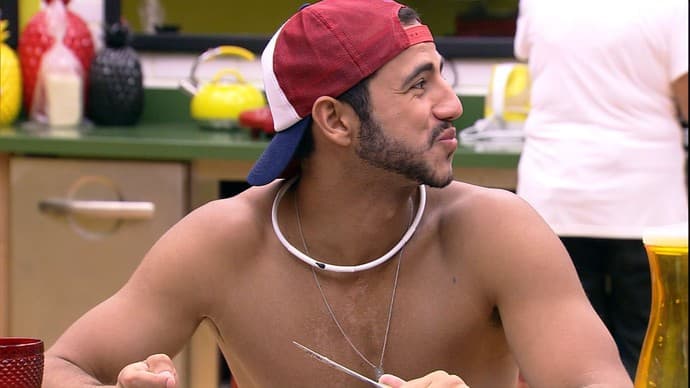 "BBB 16": Geralda brinca com Matheus e brother afirma: "Essas suas piadas me tiram a fome"