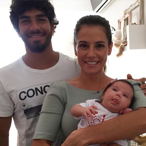 Deborah Secco comemora dois meses da filha Maria Flor em clima de carnaval