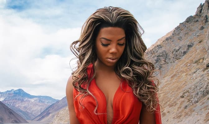 Ludmilla muda o visual mais uma vez e aparece com cachos; confira