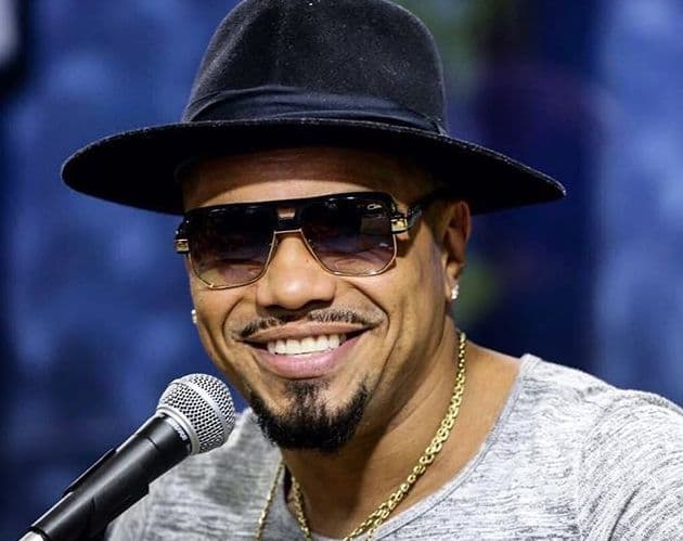 Naldo se irrita, xinga em público e deixa o palco em show
