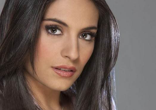 Protagonista de "Coração Indomável", Ana Brenda Contretas é flagrada fazendo amor ao ar livre