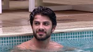 “Ele não é gay. Se fosse, assumiria”, diz ex de Renan do BBB 16