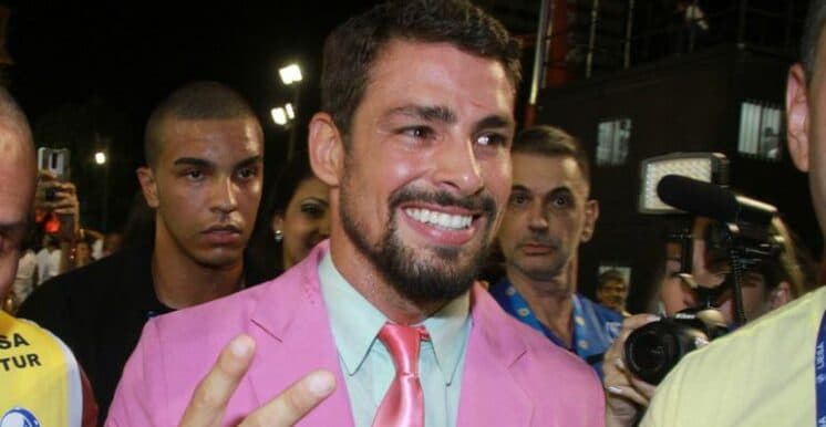 Cauã Reymond paga cofrinho ao trocar de roupa no meio da rua; confira!