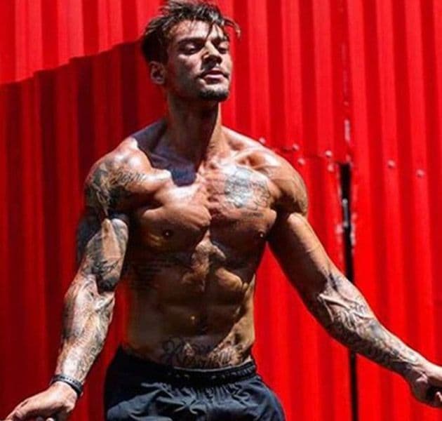 Corpo musculoso de Lucas Lucco é criticado e artista tira onda: ‘Tá favorável’