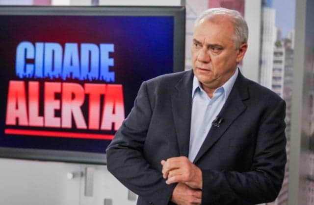 "Ela tá pelada!" Marcelo Rezende pede enchente e recebe nudes; veja o vídeo