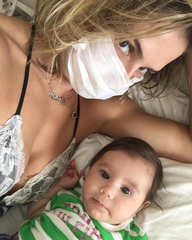 Doente, Deborah Secco usa máscara para ficar ao lado da filha