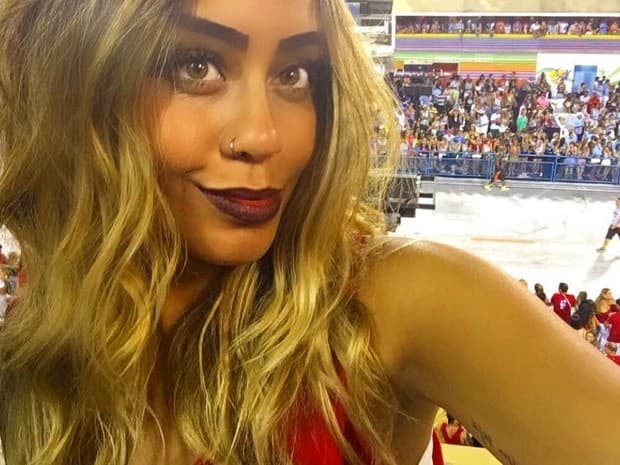 Irmã de Neymar e jogador da Seleção assumem namoro e postam foto se beijando