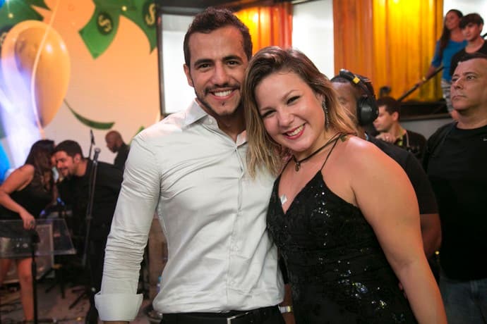 Fora do "BBB", Maria Claudia confirma namoro com Matheus