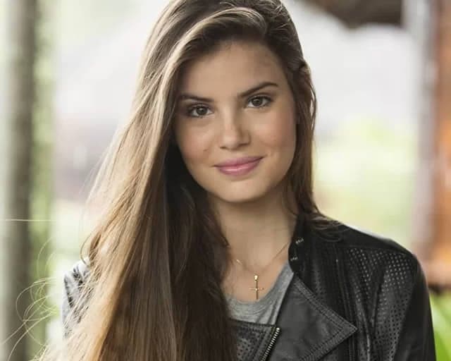 Camila Queiroz relembra crise de pânico após andar em avião