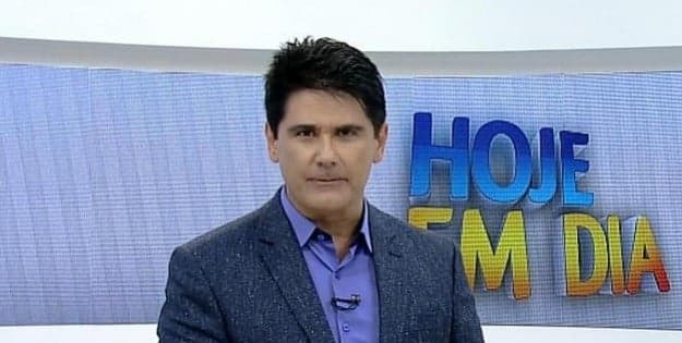 Apresentador da Record ri e diz que jornalista já engoliu mosca durante telejornal ao vivo