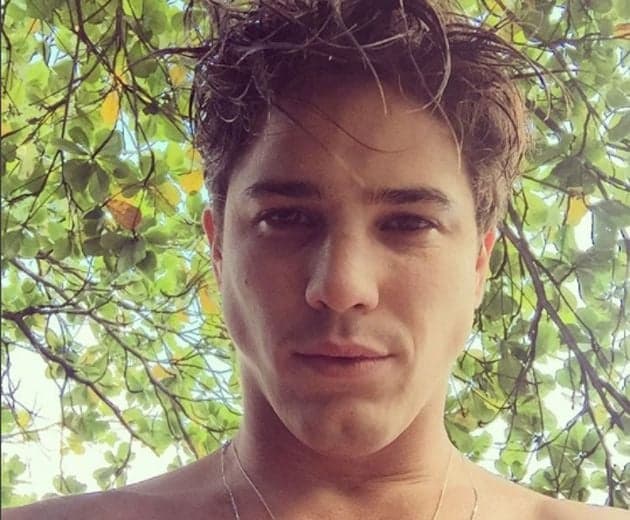 Rômulo Neto é flagrado aos beijos em praia do RJ